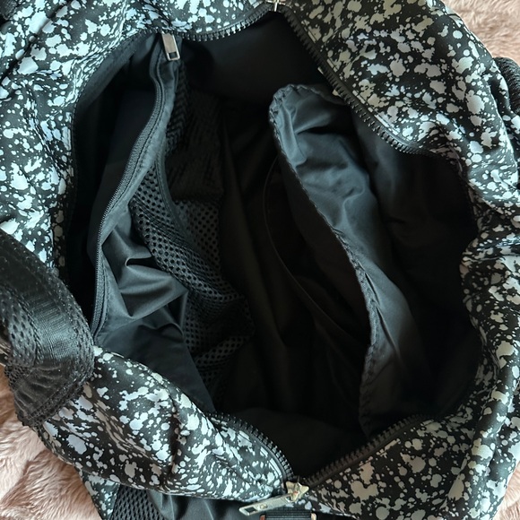 Lululemon duffle - Picture 4 of 8
